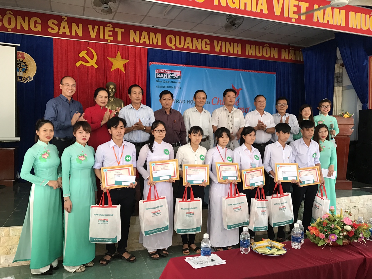 Kienlongbank: Trao tặng 100 suất học bổng “Chia sẻ ước mơ” tại Cần Thơ và Phú Yên