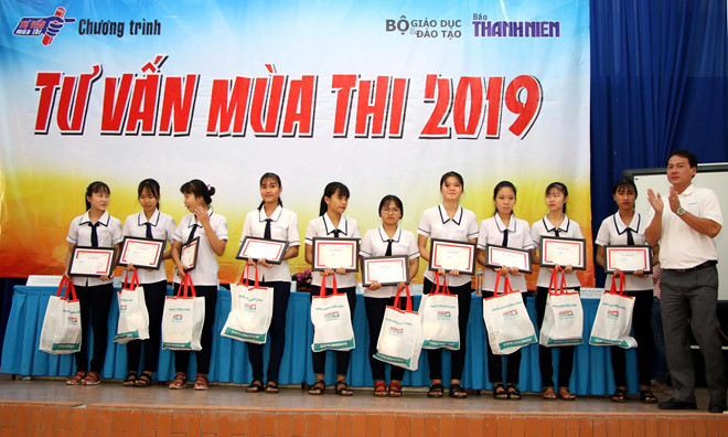 Kienlongbank trao tặng 40 suất học bổng Nguyễn Thái Bình cho học sinh huyện Cần Giờ