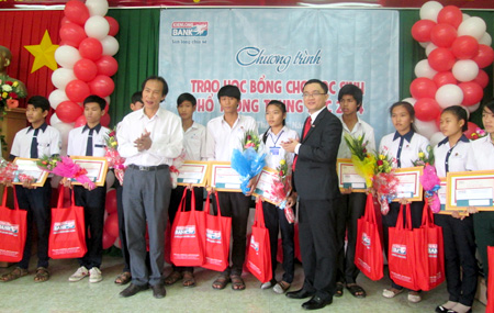Kienlongbank trao bổng cho học sinh PTTH ở Bình Thuận