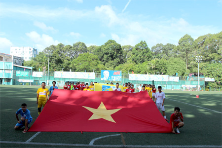 Giải Bóng đá Tứ hùng - Cúp EEC 2013: Niềm vui cho các phóng viên thể thao ngày Báo chí Việt Nam