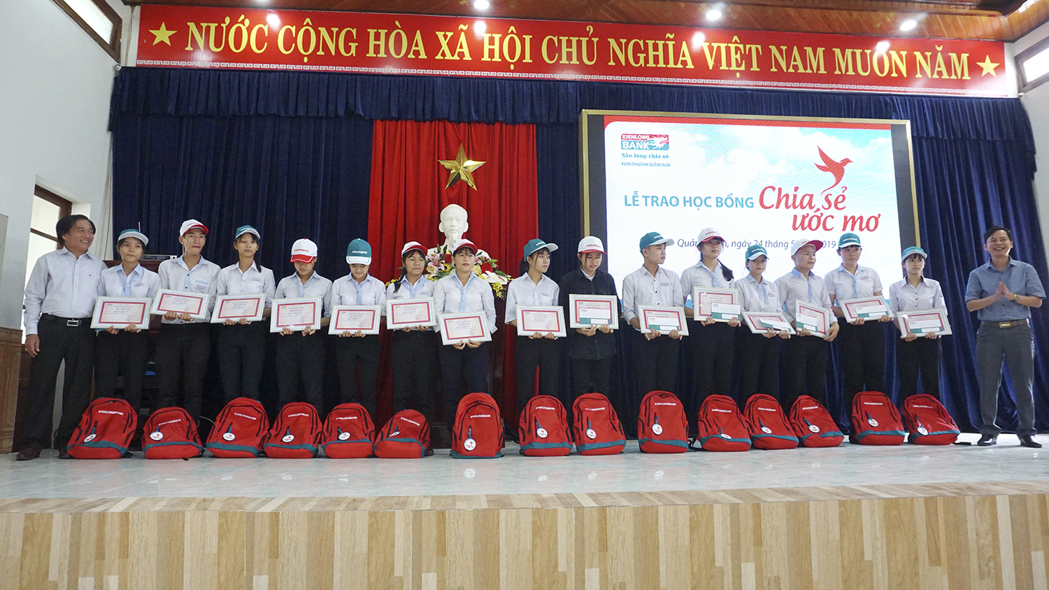 Kienlongbank trao tặng 100 suất học bổng “Chia sẻ ước mơ” tại thị xã Điện Bàn, tỉnh Quảng Nam