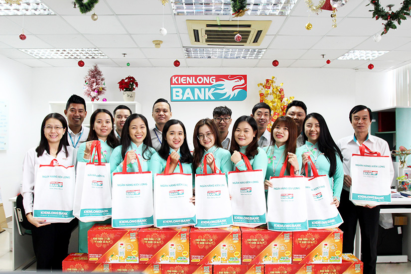 Công đoàn cơ sở Kienlongbank trao tặng 3.000 quà Tết và hỗ trợ đi lại cho công đoàn viên, người lao động Kienlongbank