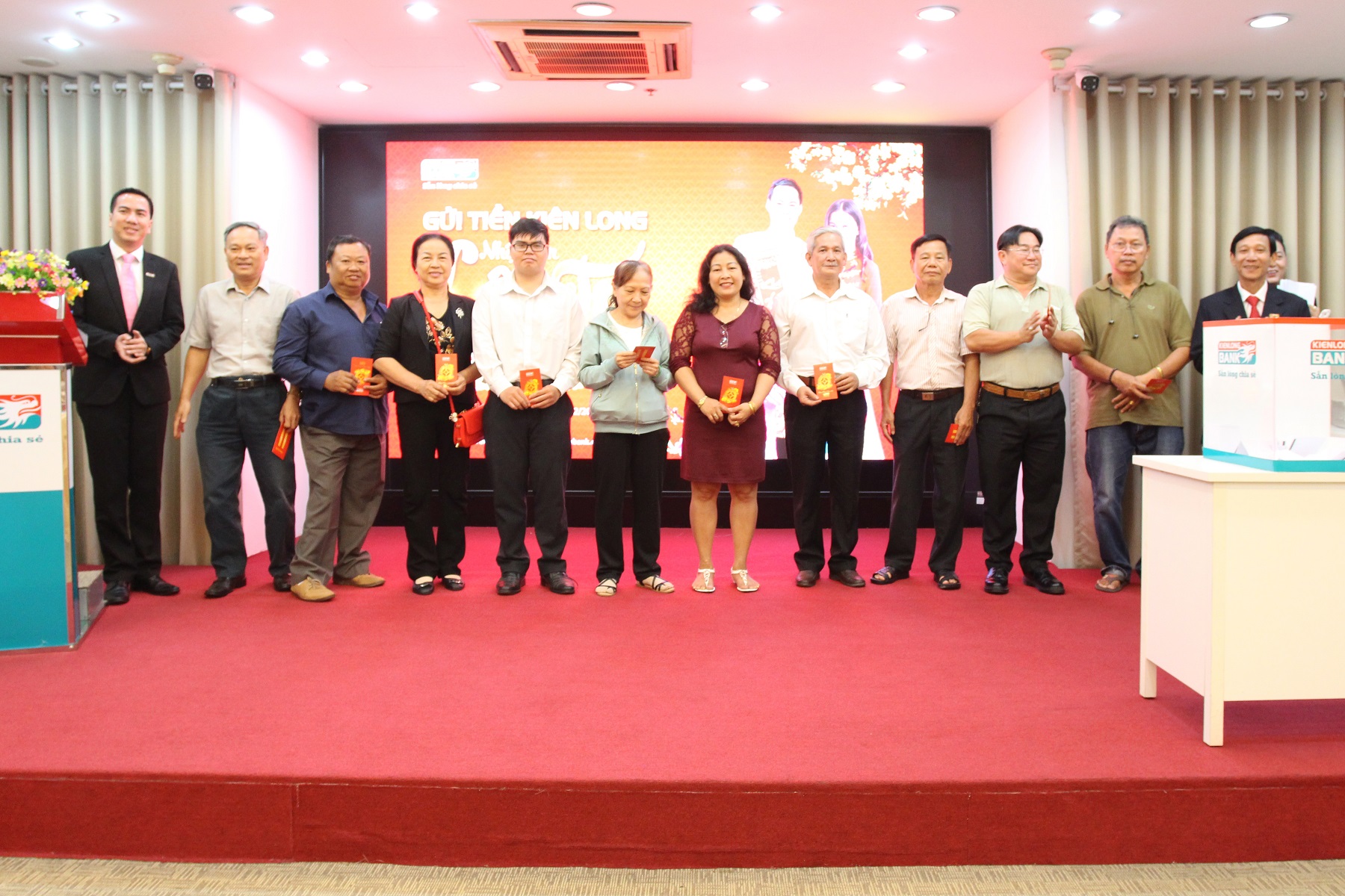 Kienlongbank chúc mừng các khách hàng gửi tiết kiệm trúng 313 giải thưởng