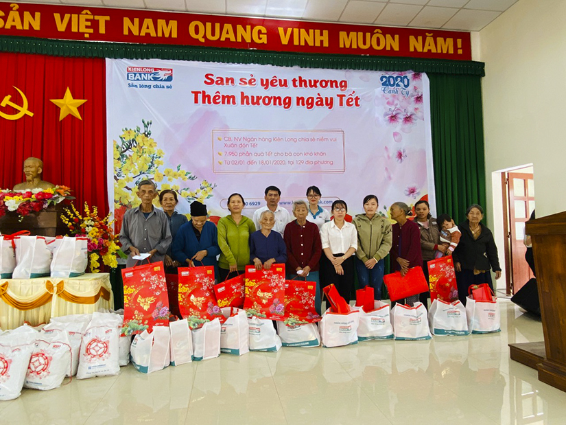 Kienlongbank trao tặng 7.950 phần quà Tết cho các gia đình có hoàn cảnh khó khăn