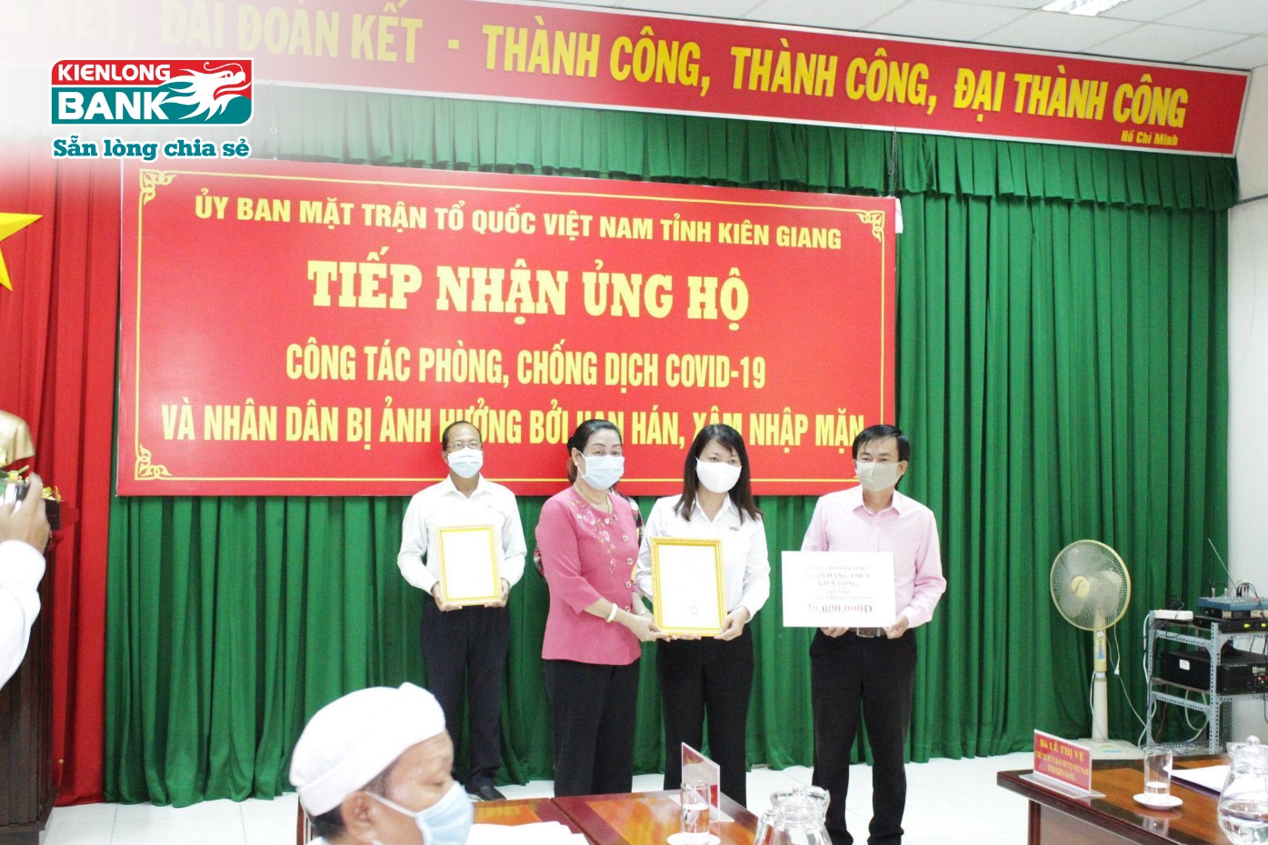 Công đoàn cơ sở Kienlongbank trao tặng 20 triệu đồng ủng hộ công tác phòng chống dịch Covid-19 và người dân bị ảnh hưởng bởi hạn hán, xâm nhập mặn tại tỉnh Kiên Giang