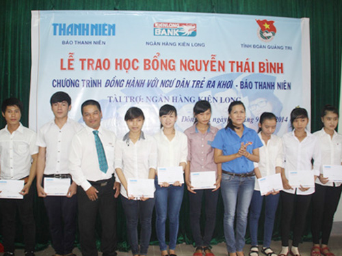 Trao học bổng Nguyễn Thái Bình cho con em ngư dân đỗ đại học