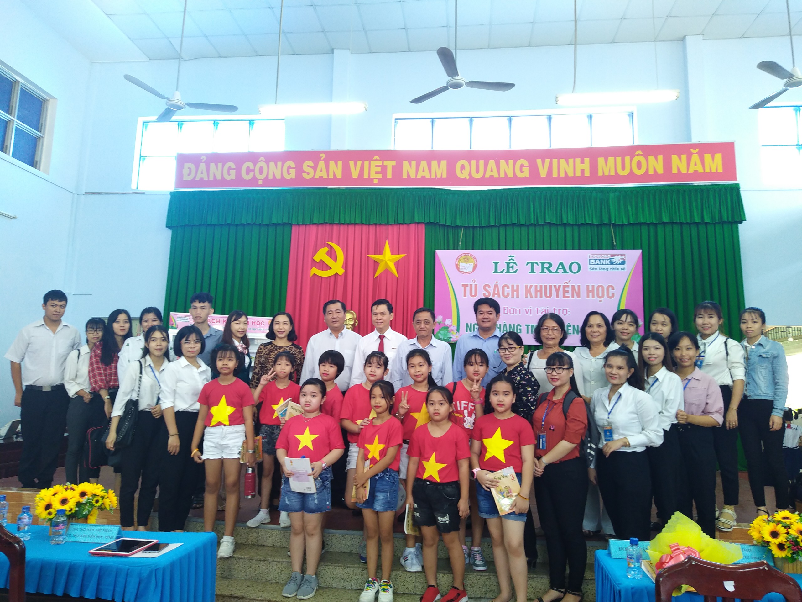 Kienlongbank trao tặng Tủ sách khuyến học tại tỉnh Đồng Tháp