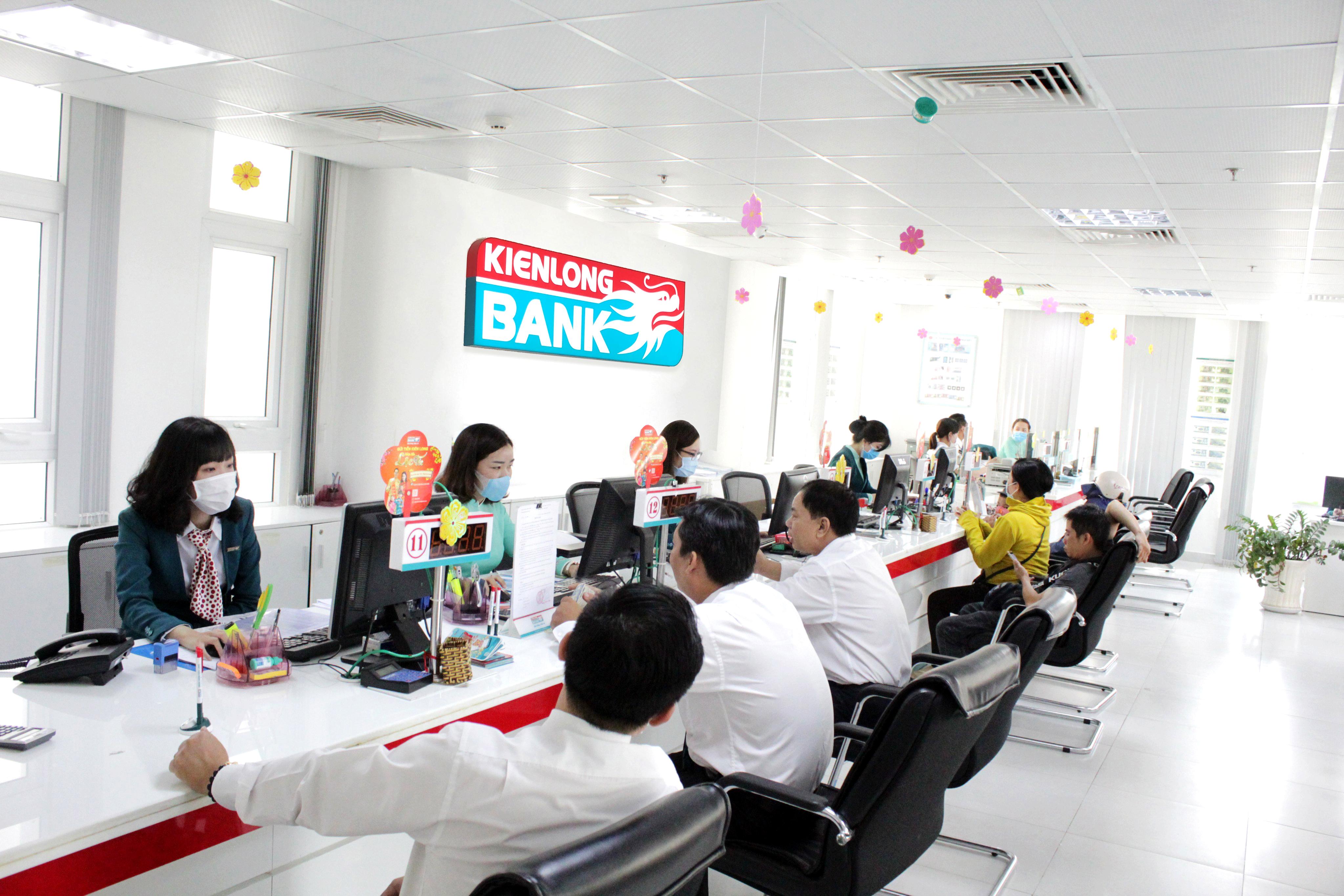 Kienlongbank giảm đến 50%/Tổng số tiền lãi phải thanh toán cho hơn 1.300 khách hàng vay vốn trả góp ngày tại Đà Nẵng, Quảng Nam và Đắk Lắk