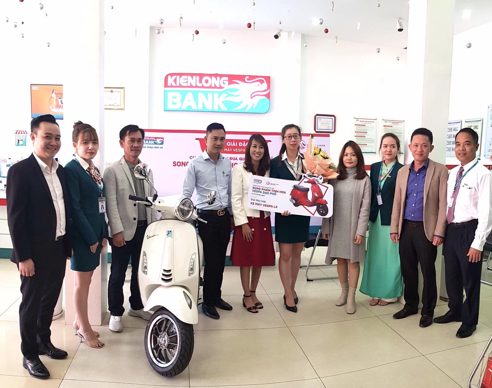 Kienlongbank Lâm Đồng trao thưởng xe Vespa cho nhân viên trúng thưởng lớn