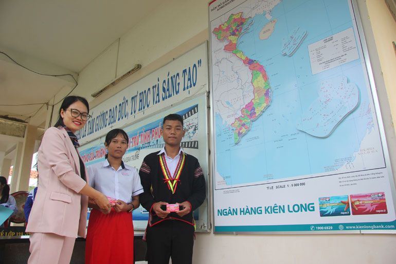 Kienlongbank Phú Yên: Tặng bản đồ Việt Nam cho các trường trung học phổ thông