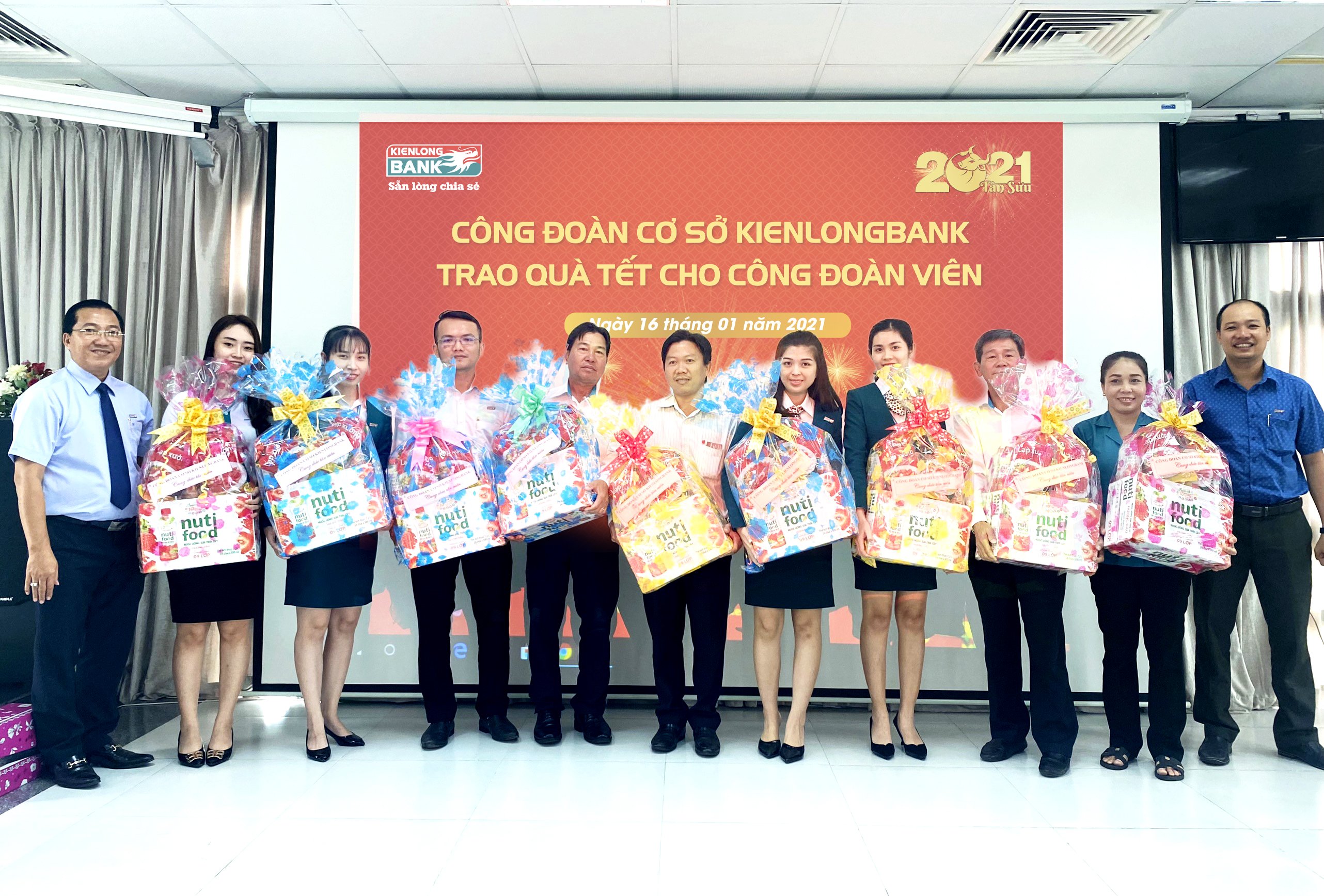 Công đoàn cơ sở Kienlongbank trao 3.080 phần quà và hỗ trợ vé về quê đón Tết Nguyên đán 2021 cho công đoàn viên, người lao động