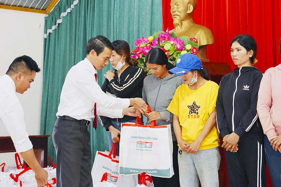 Kienlongbank trao tặng 8.450 phần quà Tết cho bà con khó khăn tại 134 địa phương nhân dịp Tết Tân Sửu 2021