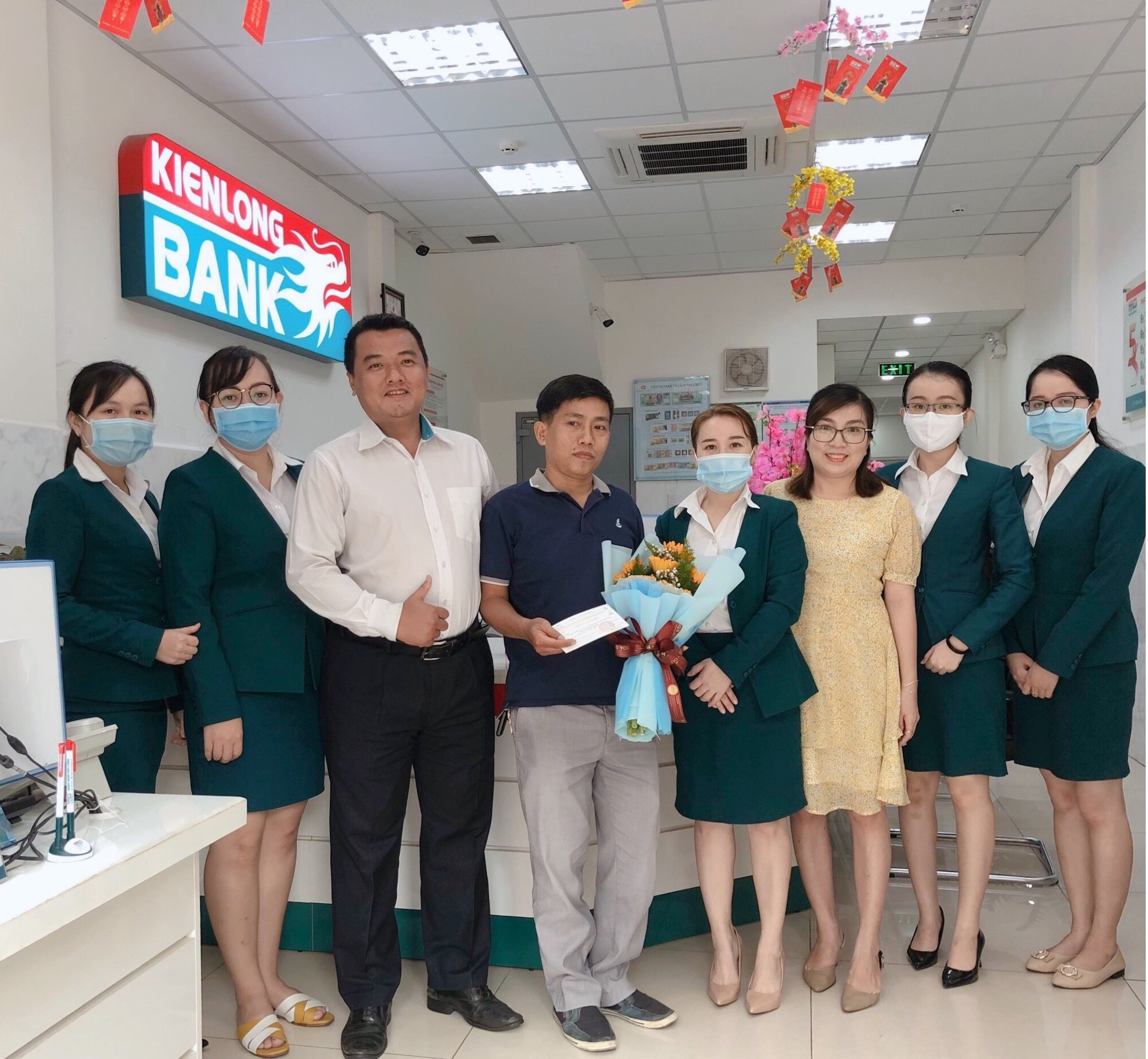 10 khách hàng mua bảo hiểm may mắn nhất nhận vàng 9999 tại Kienlongbank