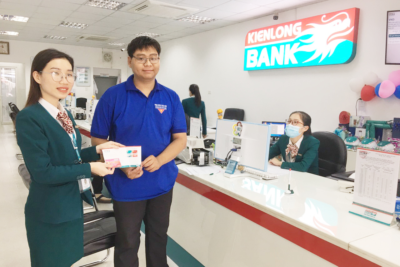 Kienlongbank Phú Yên tặng thẻ ATM Hoàng Sa Việt Nam cho khách hàng