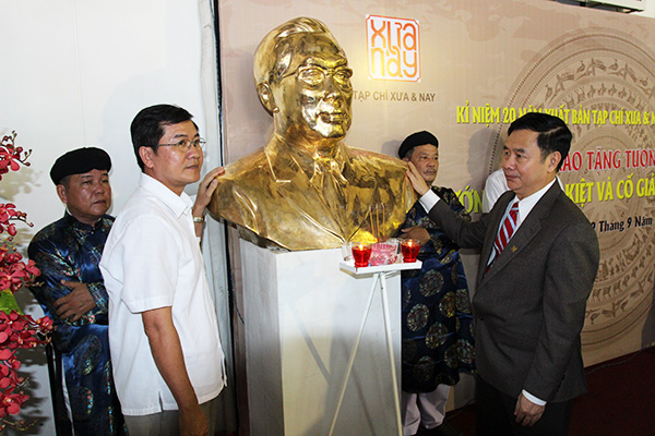 Kienlongbank trao tặng tượng đồng cố Thủ Tướng Võ Văn Kiệt cho trường THPT huyện Vĩnh Thuận, tỉnh Kiên Giang