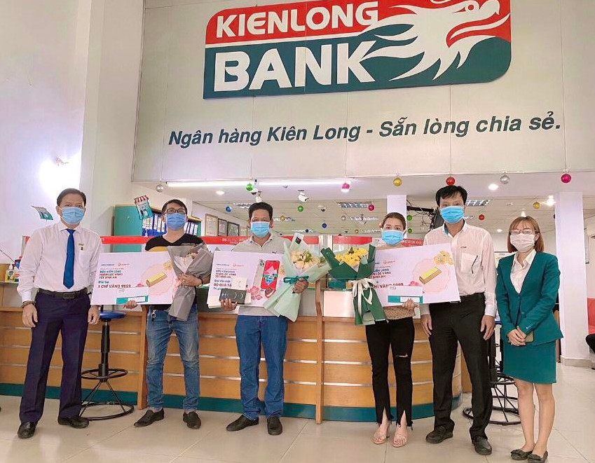 Kienlongbank trao thưởng cho 10 khách hàng trúng thưởng khi tham gia bảo hiểm nhân thọ