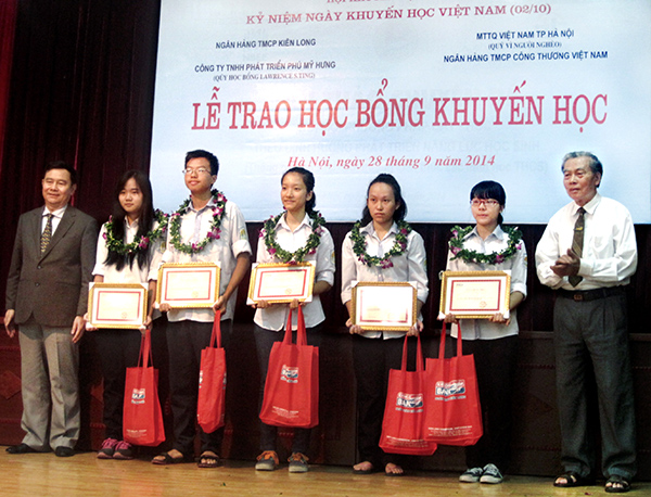 Kienlongbank trao 100 suất học bổng cho các em học sinh PTTH tại Hà Nội