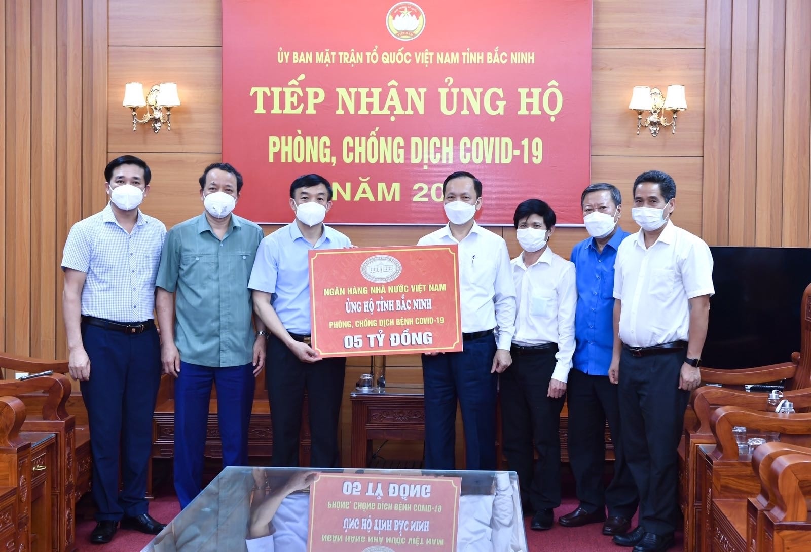 NHNN Việt Nam ủng hộ hai tỉnh Bắc Ninh và Bắc Giang phòng, chống dịch COVID-19