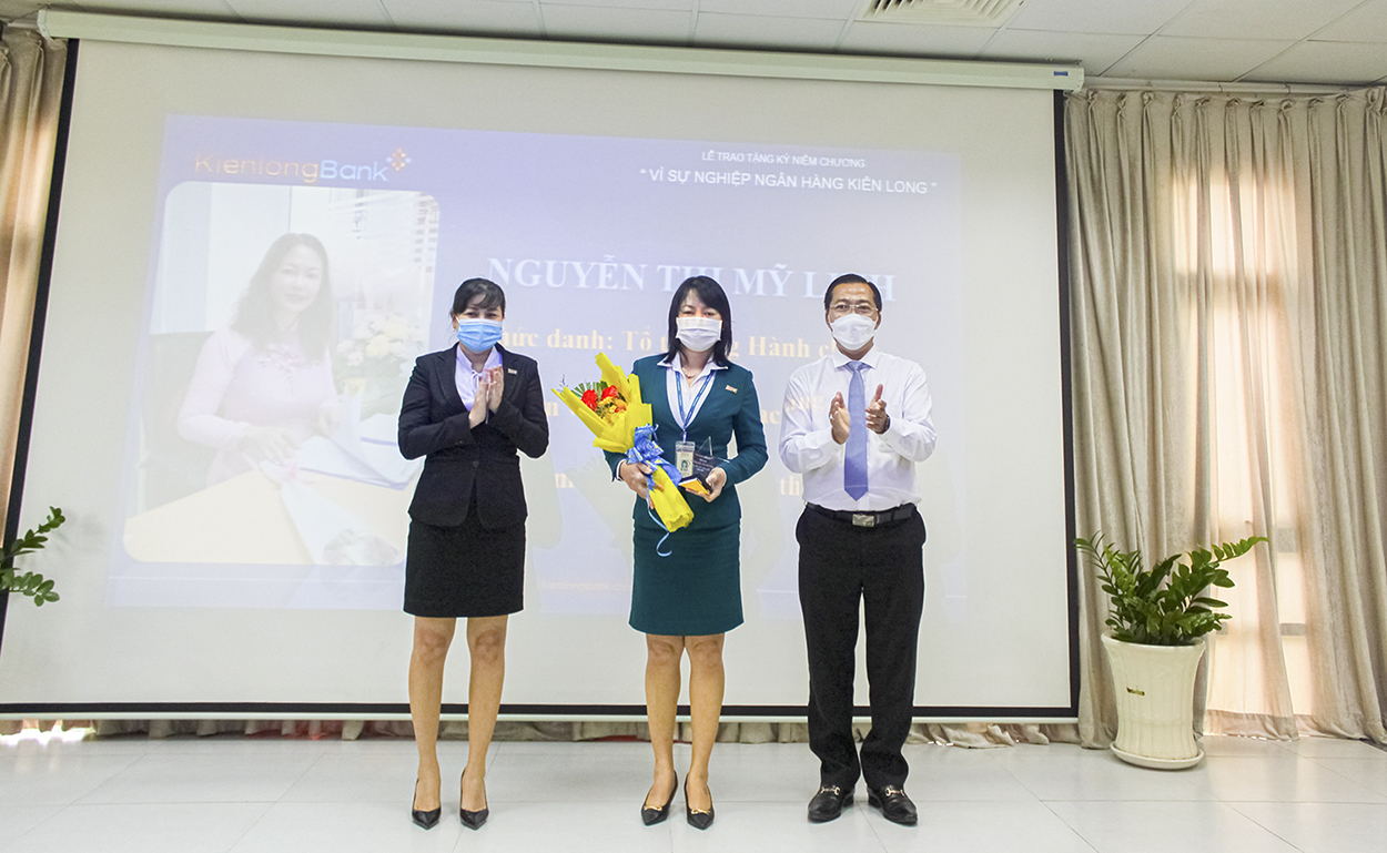 KienlongBank Rạch Giá trao tặng kỷ niệm chương cho 8 CBNV “Vì sự nghiệp Ngân hàng Kiên Long”