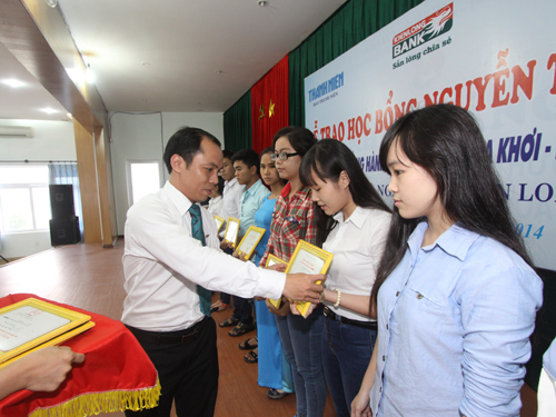 Trao học bổng Nguyễn Thái Bình cho tân sinh viên là con em ngư dân