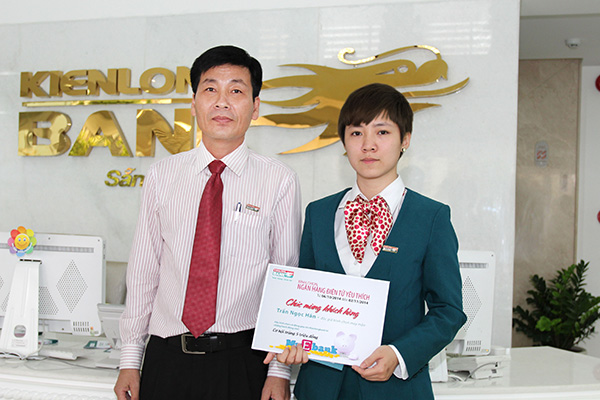 Kienlongbank trao thưởng cho khách hàng may mắn khi bình chọn My Ebank