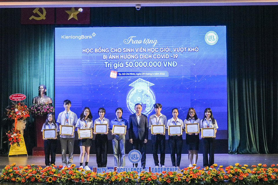 KienlongBank trao tặng 10 suất học bổng trị giá 50 triệu đồng cho sinh viên trường Đại học Kinh tế - Luật