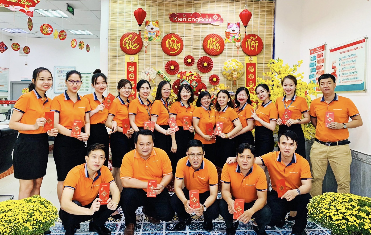 Công đoàn cơ sở KienlongBank hỗ trợ Công đoàn viên và người lao động dịp Tết 2023