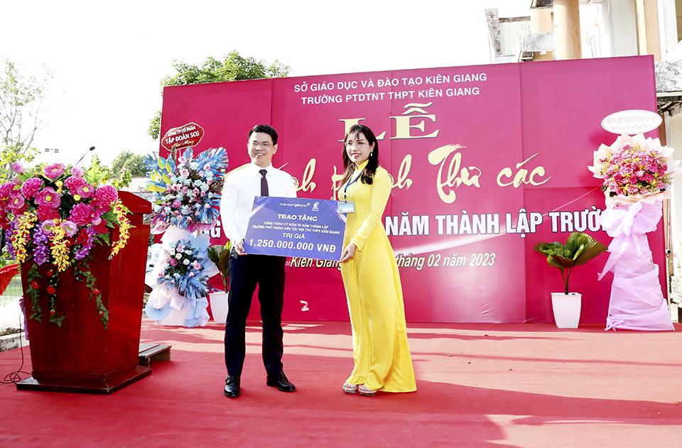 Ngân hàng Kiên Long trao tặng Thư các cho trường PTDTNT THPT Kiên Giang