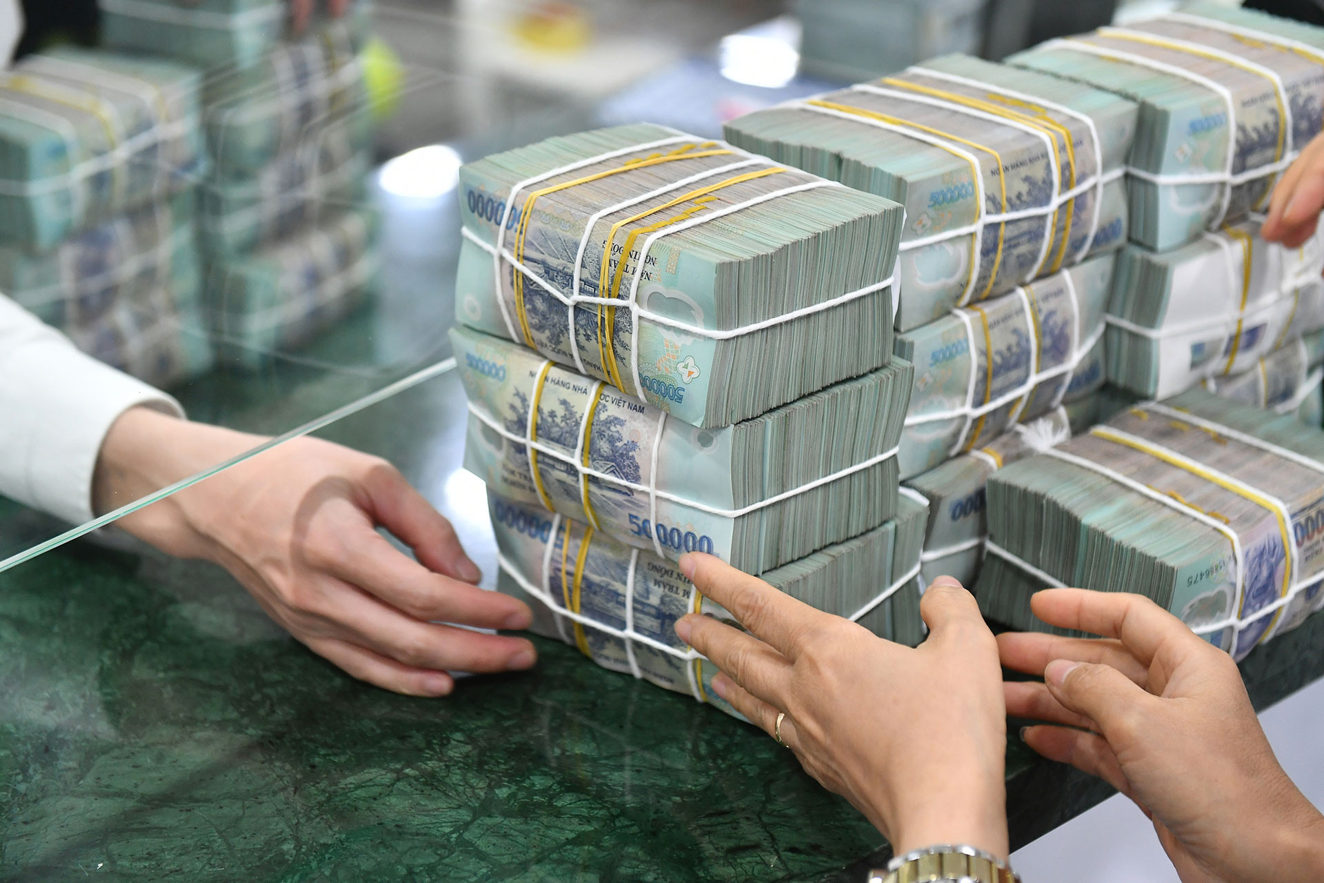 Chuyển tiền từ 500 triệu đồng trở lên phải báo cáo Ngân hàng Nhà nước