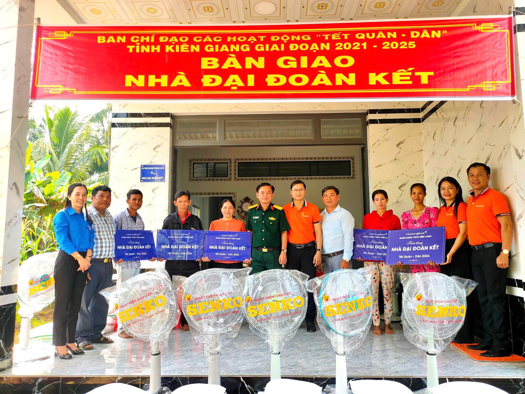 KienlongBank Rạch Giá trao tặng 05 căn nhà Đại đoàn kết cho bà con đón Tết Giáp Thìn
