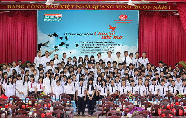 Kienlongbank – Chi nhánh Bình Thuận trao 200 suất học bổng cho học sinh THPT
