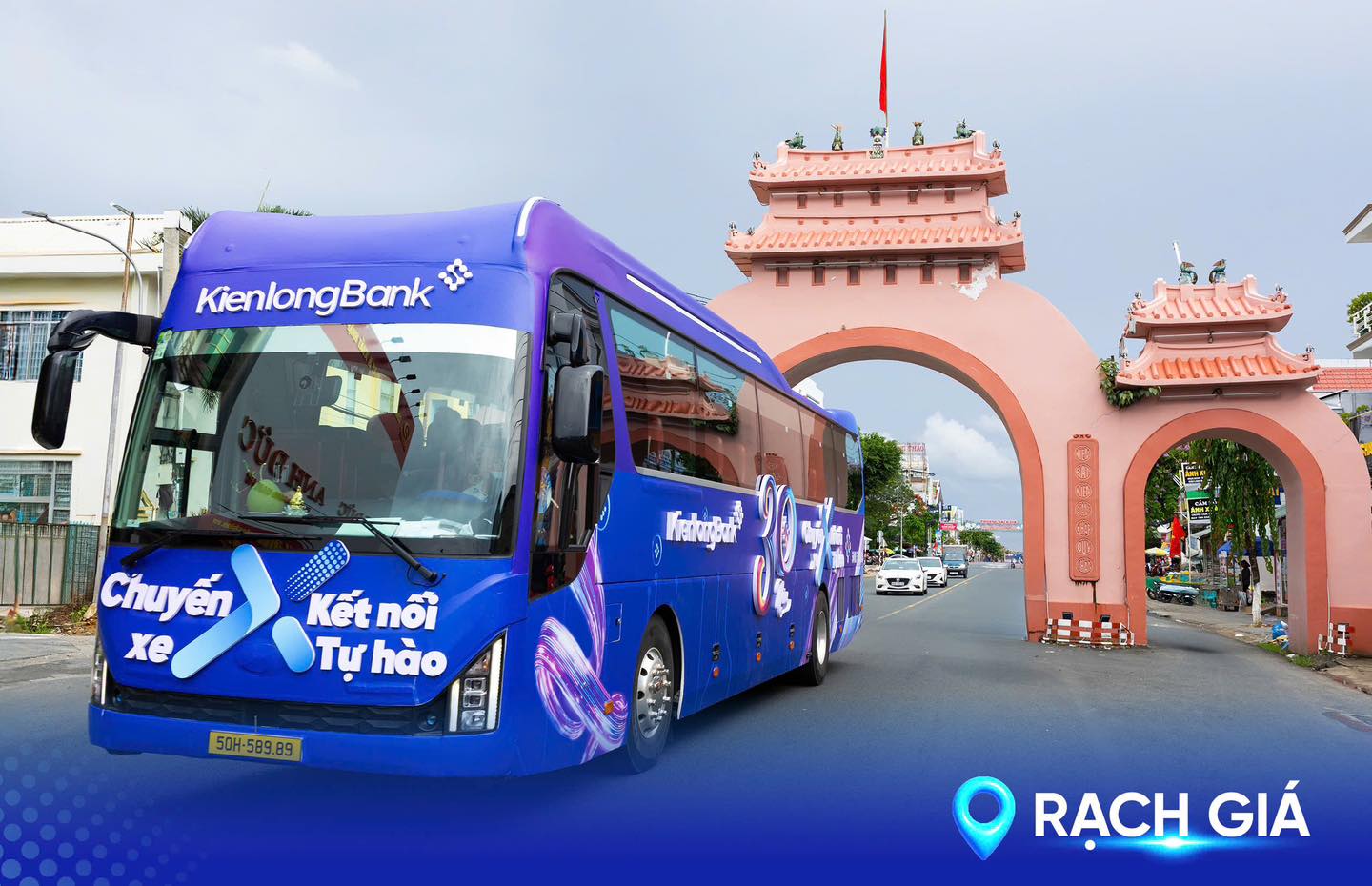 Logo KienlongBank trên chuyến xe X gây ấn tượng khi lăn bánh qua cổng Tam Quan