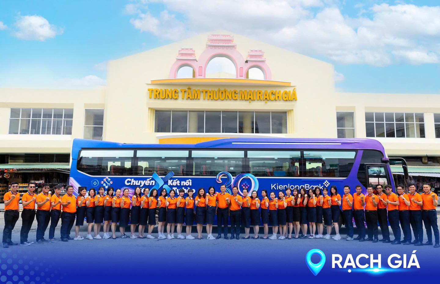 Logo KienlongBank nổi bật khi chuyến xe X tại Chợ Rạch Giá – Điểm hẹn sôi động của vùng đất Chín Rồng