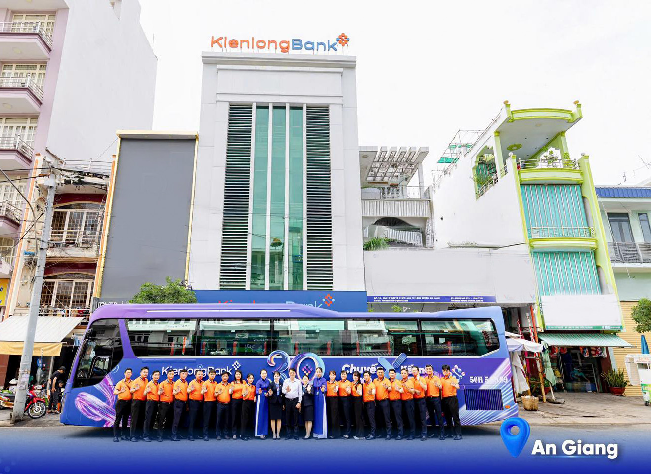 Chuyến xe X cùng Logo KienlongBank tiếp nối hành trình tự hào tại trụ sở KienlongBank An Giang