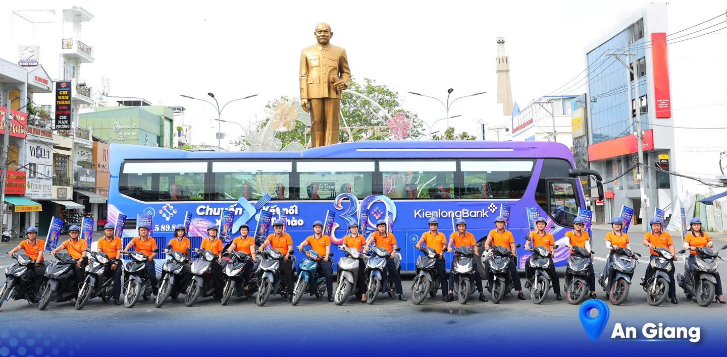 Logo KienlongBank cùng chuyến xe X ghi dấu hành trình tại Long Xuyên