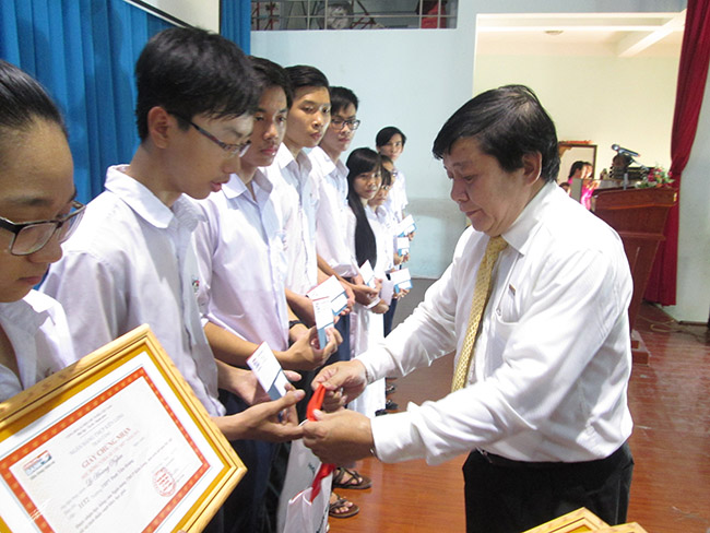 Kienlongbank dành hơn 5 tỷ trao học bổng cho học sinh THPT