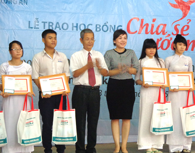 Kienlongbank – Chi nhánh Long An, Chi nhánh Bình Định: Trao 400 suất học bổng cho học sinh có hoàn cảnh khó khăn