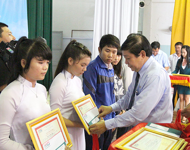Kienlongbank trao 400 suất học bổng ở Tp. Hồ Chí Minh và Vĩnh Long