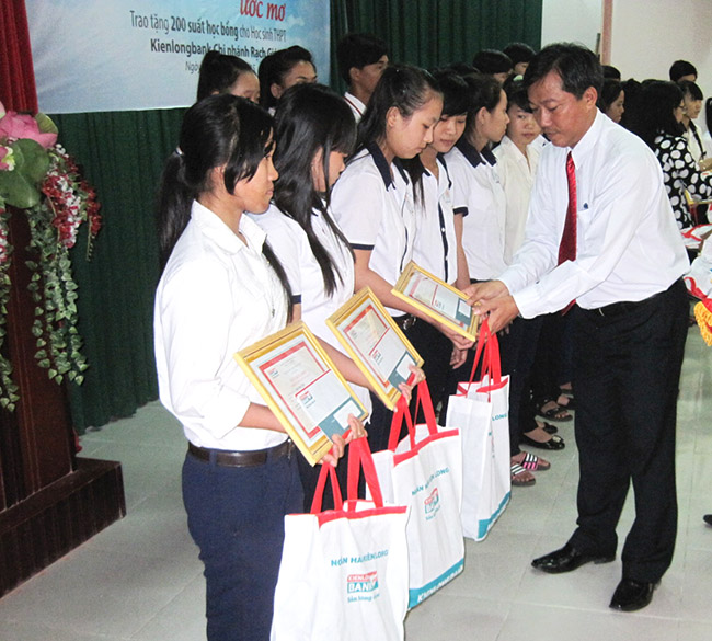 Kienlongbank: Trao 200 học bổng cho học sinh THPT tại Rạch Giá