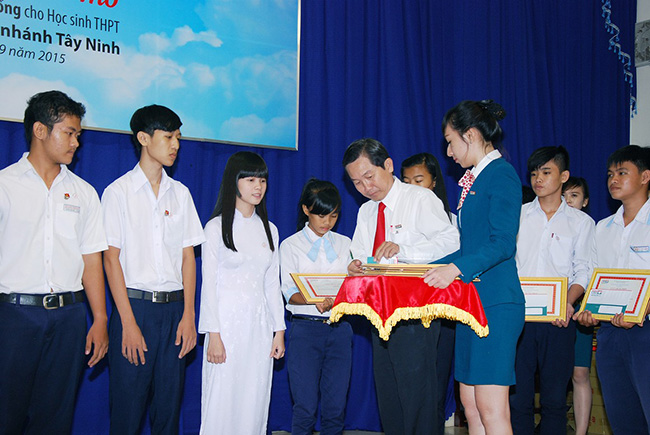 Học bổng Chia sẻ ước mơ: Kienlongbank trao tặng 200 suất học bổng tại tỉnh Tây Ninh