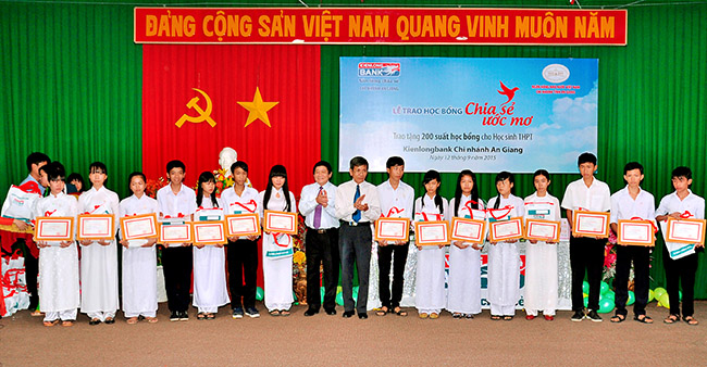 Kienlongbank trao 200 suất học bổng cho các em học sinh THPT tại An Giang