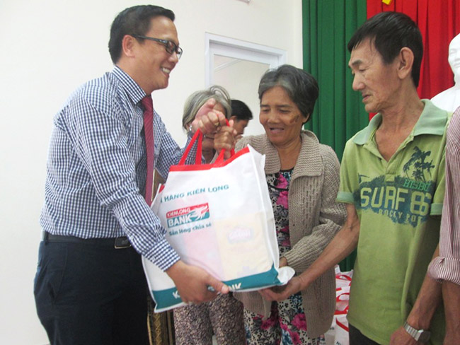 Vũng Tàu, Đà Nẵng: Kienlongbank trao tặng 300 phần quà Tết cho bà con có hoàn cảnh khó khăn nhân dịp Tết Nguyên đán 2016