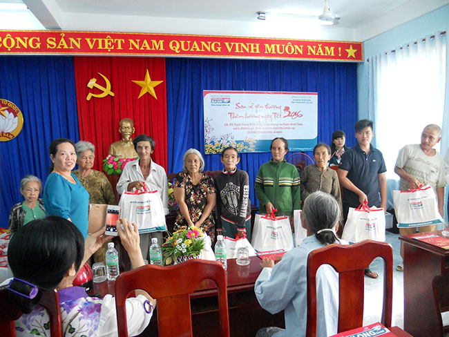 Khánh Hòa, Cần Thơ: Kienlongbank tiếp tục trao tặng quà tết cho bà con