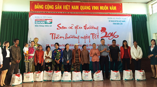 Kienlongbank – CN Đắk Lắk mang mùa xuân ấm áp với 300 hộ gia đình trên địa bàn tỉnh.