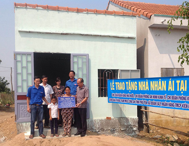 Kienlongbank Phú Yên trao tặng nhà Nhân ái ở xã Ea Ly