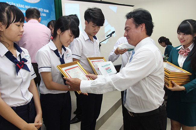 Kienlongbank trao tặng 200 suất học bổng “Chia sẻ ước mơ” năm 2016 tại Đồng Nai