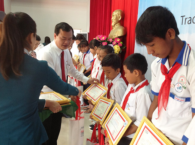 Kienlongbank: 200 suất học bổng “Chia sẻ ước mơ” đến với các em học sinh tại Hậu Giang