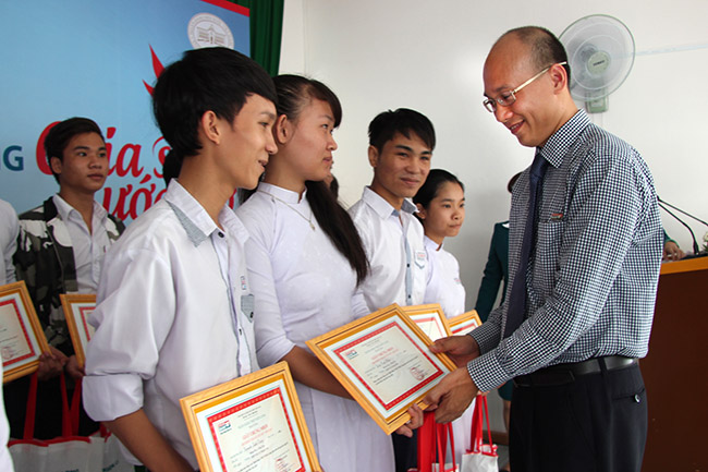 Kienlongbank: 140 suất học bổng “Chia sẻ ước mơ” được trao tặng cho học sinh tại Phú Yên