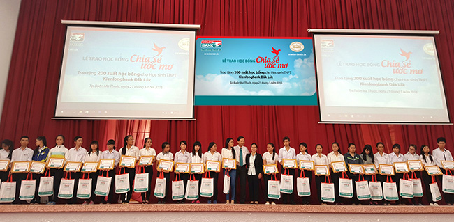 Kienlongbank: Trao tặng 200 suất học bổng chương trình “Chia sẻ ước mơ” tại Đắk Lắk