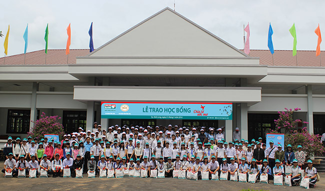 Kienlongbank: Trao tặng 200 suất học bổng chương trình “Chia sẻ ước mơ” tại Vĩnh Long